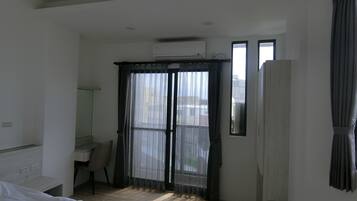 Phòng 4 | Bộ đồ giường cao cấp, nệm Select Comfort, bàn