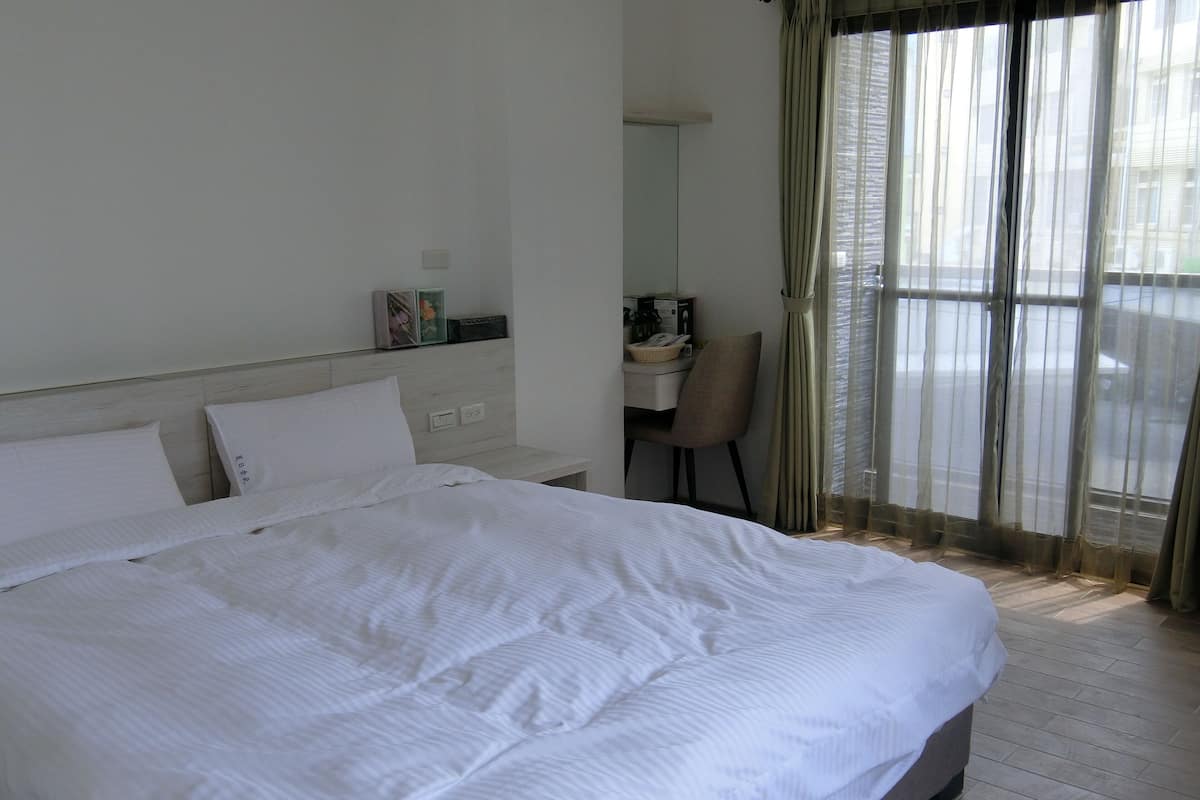 Premium bedding, Select Comfort beds, desk, laptop workspace