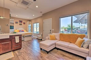 TV - Modern Sun City Studio Near Deer Valley Golf (Sun City West)