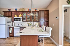 Fridge, microwave, stovetop, coffee/tea maker - Modern Sun City Studio Near Deer Valley Golf (Sun City West)