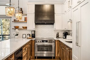 Réfrigérateur, micro-ondes, plaque de cuisson, lave-vaisselle