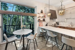 Kylskåp, mikrovågsugn, spishäll och diskmaskin