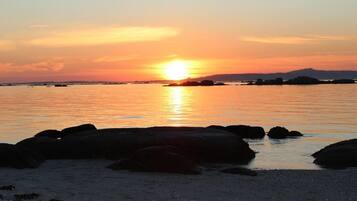 Vlak bij het strand, ligstoelen aan het strand