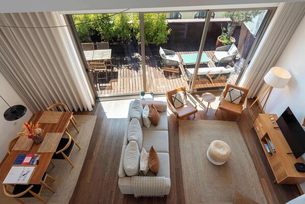 Televisión, libros, estéreo y oficina