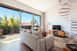 Televisión, estéreo y oficina 