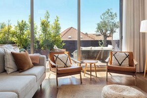 Televisión, libros, estéreo y oficina