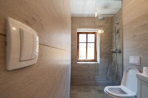 Douche, sĂšche-cheveux, serviettes fournies, papier toilette