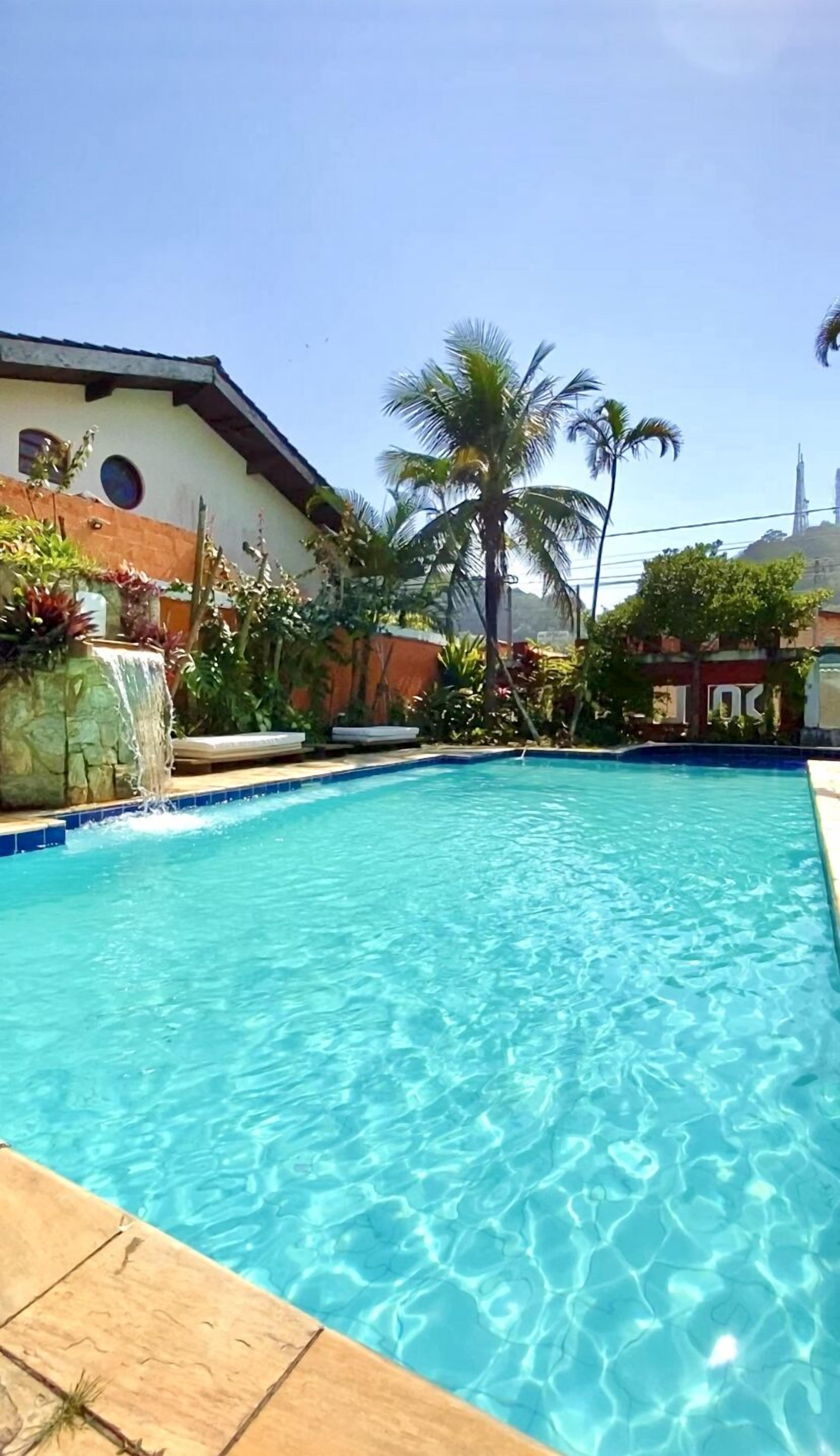 Air terjun kolam renang