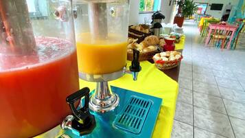 Café da manhã completo grátis todos os dias