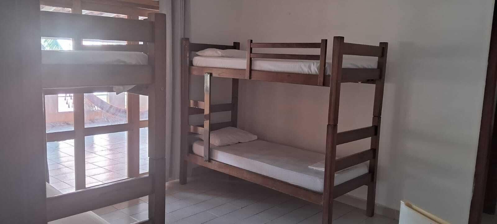 Een stapelbed met een raam in de kamer.