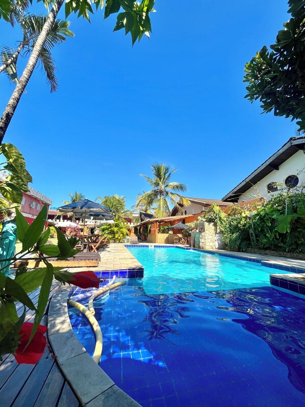 Kolam renang outdoor, dengan payung kolam renang dan kursi berjemur