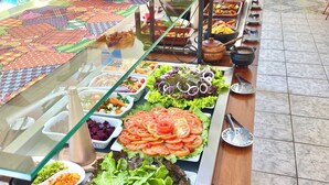 A buffet with various salads, fruits, and vegetables. - Pousada Dolce Vita (Itanhaém)