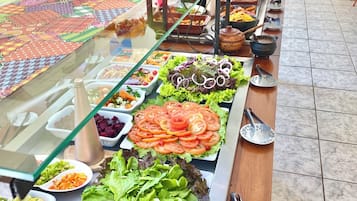 Café da manhã completo grátis todos os dias