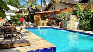 Piscina externa, funciona das 10h às 20h, guarda-sóis, espreguiçadeiras