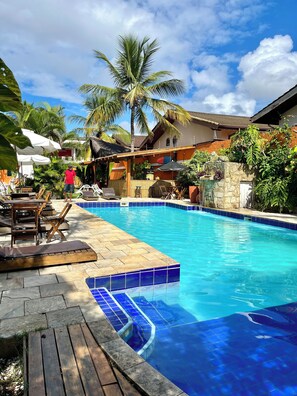Piscine extérieure, parasols de plage, chaises longues