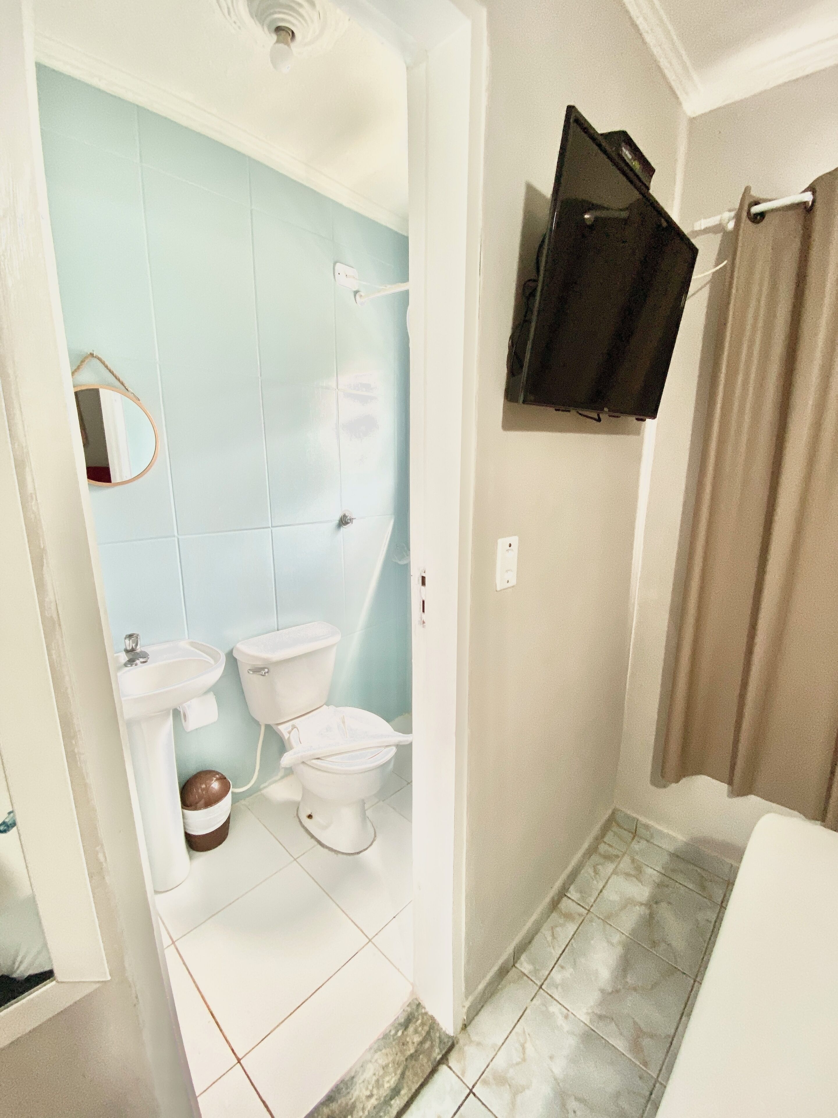 Une salle de bain équipée de toilettes, d’un bidet et d’un lavabo.