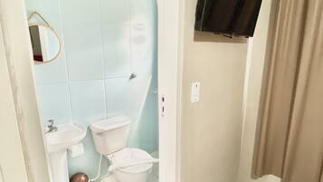 Une salle de bain équipée de toilettes, d’un bidet et d’un lavabo.