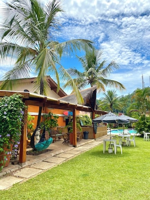 Poolside bar