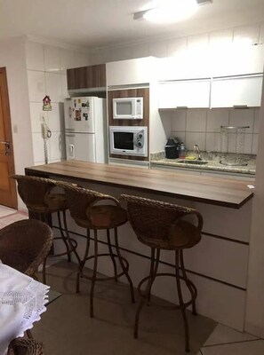 Apartment | Private kitchen | Full-size fridge, microwave, oven, stovetop - Apto Magnífico com Piscina (Balneário Camboriú)