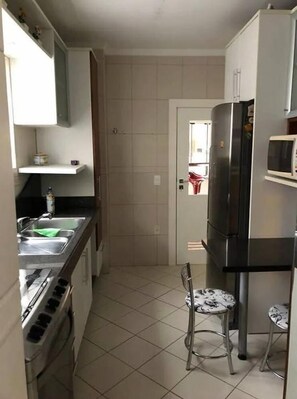 Apartamento | Cozinha privada | Geladeira grande, micro-ondas, fogão, cooktop