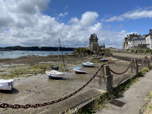 Renovated house with outside courtyard 10 min walk from the sea - free parking