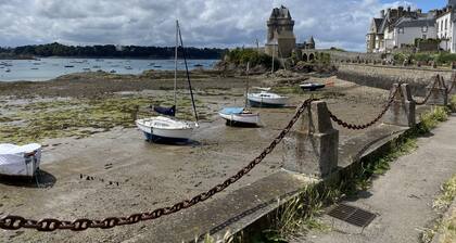 Renovated house with outside courtyard 10 min walk from the sea - free parking