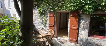 Renovated house with outside courtyard 10 min walk from the sea - free parking