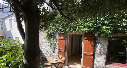 Renovated house with outside courtyard 10 min walk from the sea - free parking