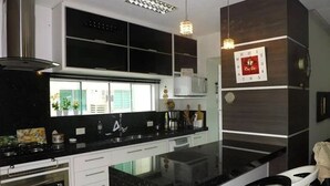 Apartment | Private kitchen | Full-sized fridge, microwave, oven, stovetop - Apto Magnifico Praia (Itapema)