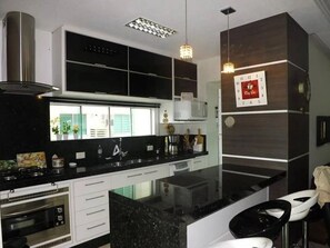 Apartment | Private kitchen | Full-sized fridge, microwave, oven, stovetop - Apto Magnifico Praia (Itapema)