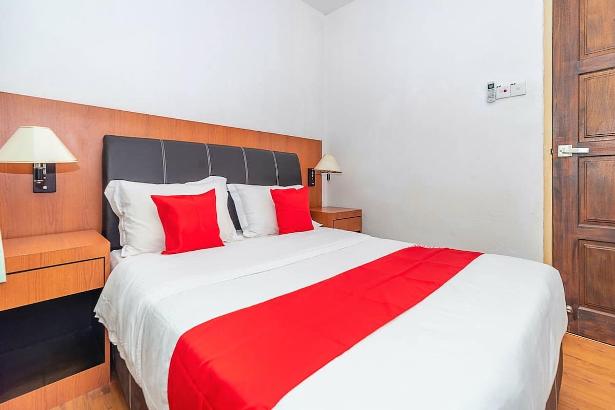 Escritorio, tabla de planchar con plancha, wifi gratis y ropa de cama