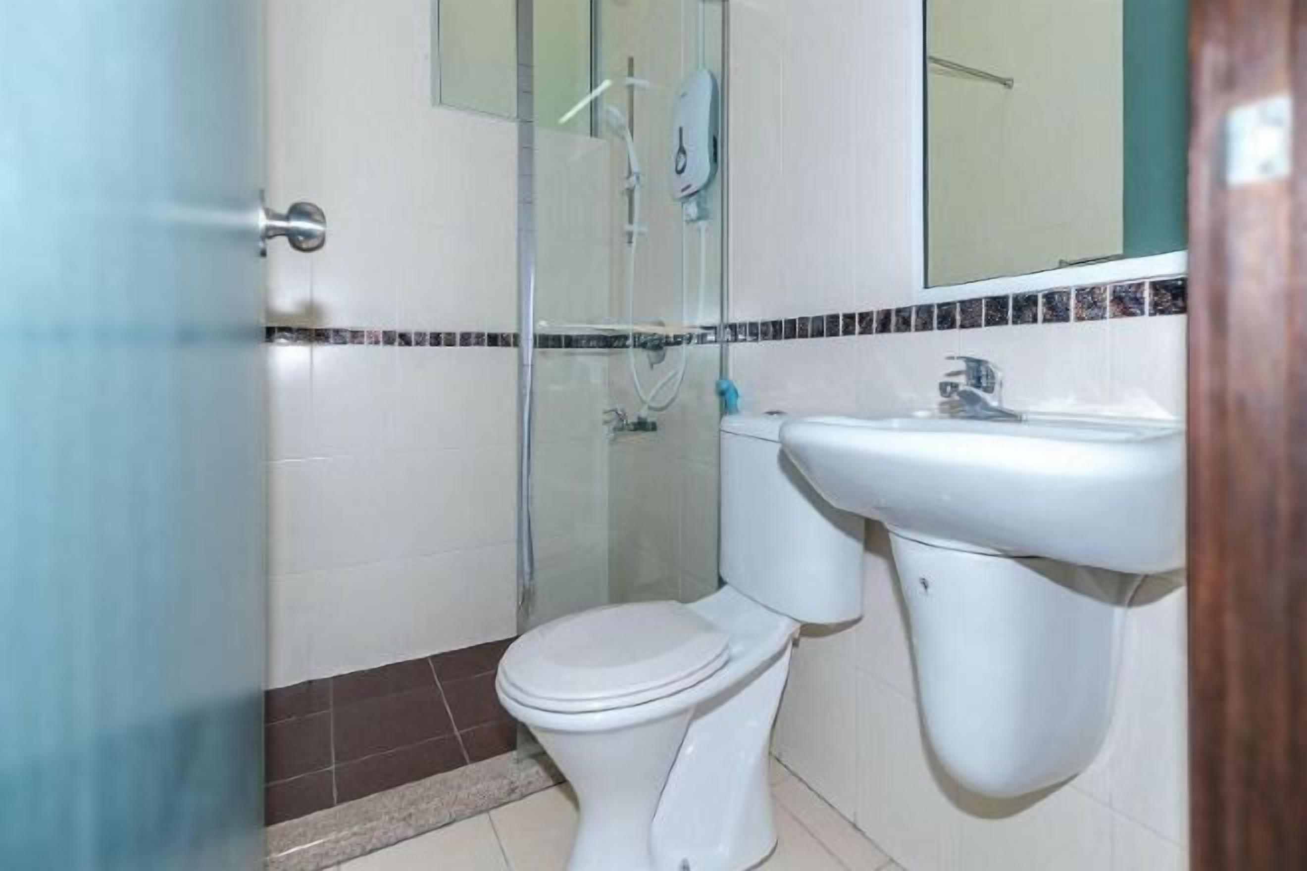 Bathroom | Shower, rainfall showerhead, free toiletries, bidet