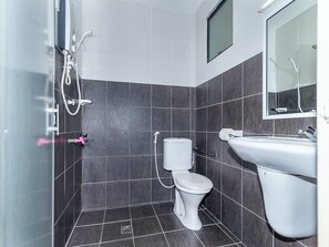Suite Deluxe | Baño | Regadera, regadera tipo lluvia, amenidades de baño gratuitas, bidet 