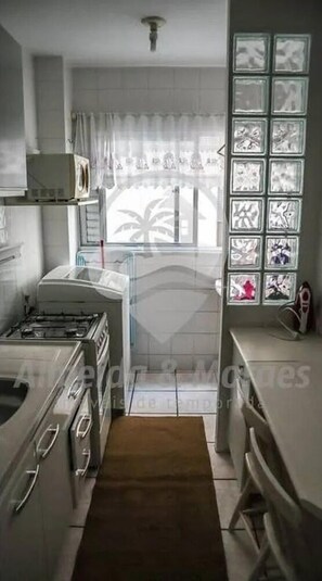 Apartamento | Cozinha privada | Geladeira grande, micro-ondas, fogão, cooktop