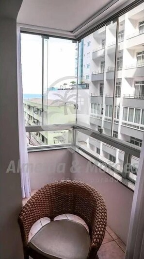 Apartment | Balcony - Apto Aconchego Quadra do Mar (Balneário Camboriú)