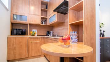 Refrigerador, microondas, placa de cocina, tetera/pava eléctrica
