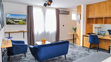1 habitación, escritorio y espacio para trabajar con laptop