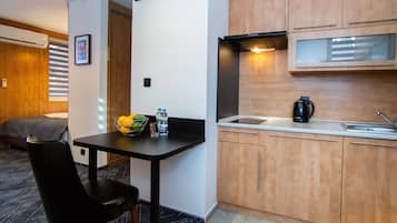 1 habitación, escritorio y espacio para trabajar con laptop