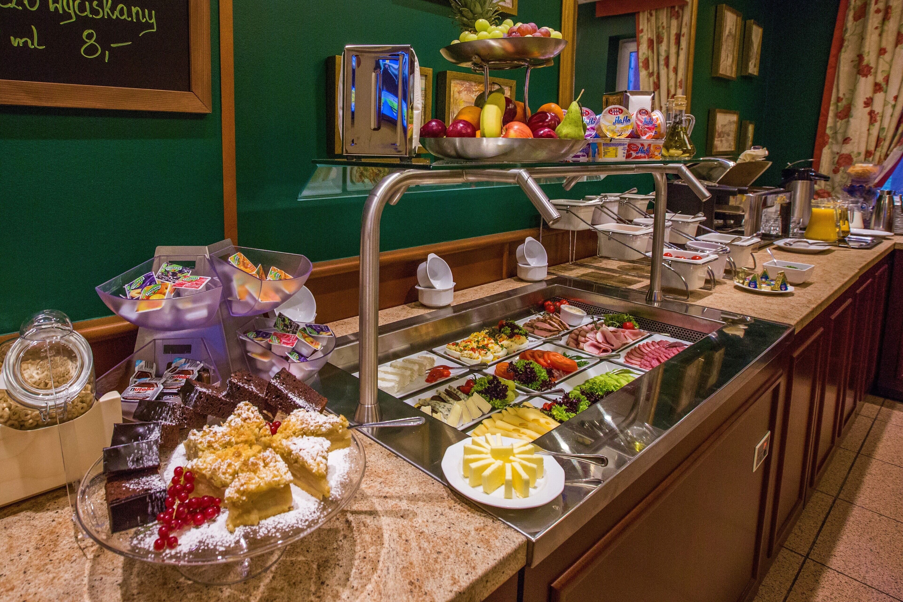Daily buffet breakfast (PLN 55 per person)