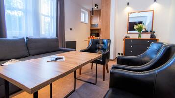 Apartamento real, 1 quarto | Escrivaninha, espaço de trabalho para notebook