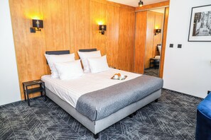 Habitación superior | Escritorio y espacio para trabajar con laptop