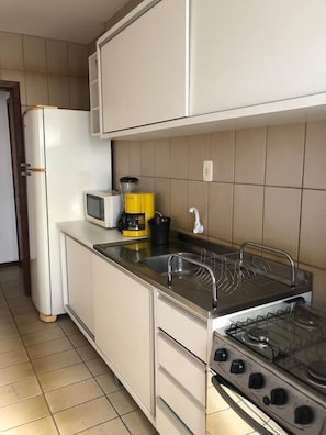 Apartment | Private kitchen | Full-sized fridge, microwave, oven, stovetop - Apto Próximo Mar Balneário Camboriú (Balneário Camboriú)
