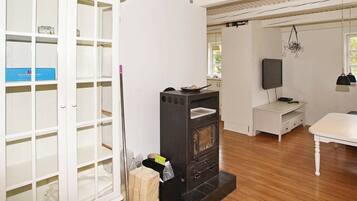 2 bedrooms, cribs/infant beds