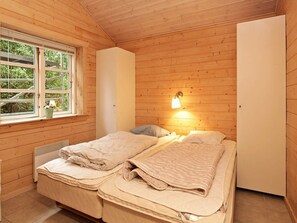 4 bedrooms, cribs/infant beds