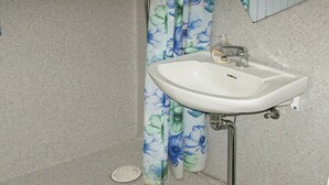 Bathroom - Quaint Holiday Home in Løgstør near Beach (Logstor)