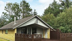 Exterior - Quaint Holiday Home in Løgstør near Beach (Logstor)
