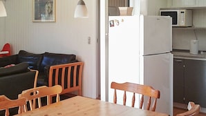 Coffee/tea maker, fridge, microwave, stovetop - Quaint Holiday Home in Løgstør near Beach (Logstor)