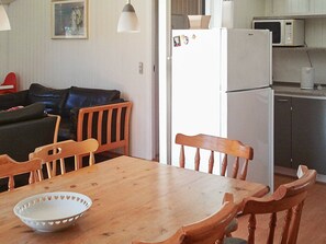 Fridge, microwave, stovetop, coffee/tea maker - Quaint Holiday Home in Løgstør near Beach (Logstor)