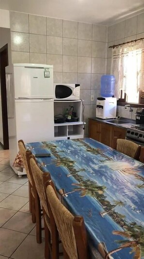 House | Private kitchen | Full-sized fridge, microwave, oven, stovetop - Casa em Bombinhas (Bombinhas)