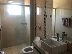 Ducha, secador de pelo, toallas